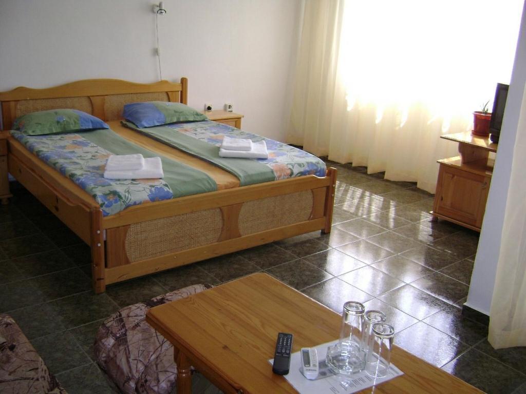 Hotel Montana Room photo